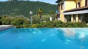 Piscina stagionale all'aperto, lettini