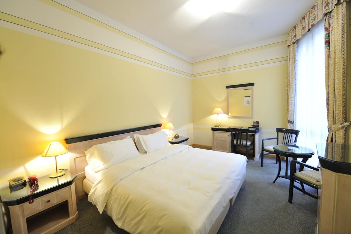 Minibar, coffres-forts dans les chambres, bureau