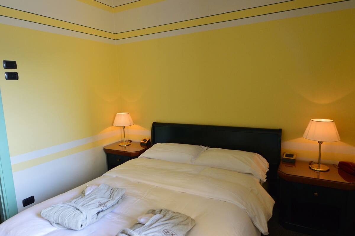 Minibar, coffres-forts dans les chambres, bureau