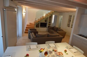 Apartamento, varias camas | Minibar, caja fuerte, escritorio y camas supletorias