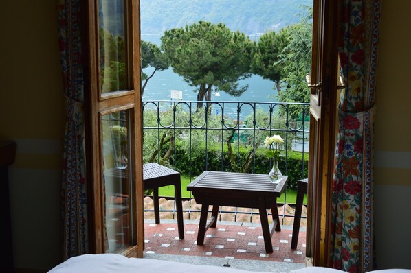 Camera con letto matrimoniale o 2 letti singoli, balcone, vista lago | Minibar, una cassaforte in camera, una scrivania