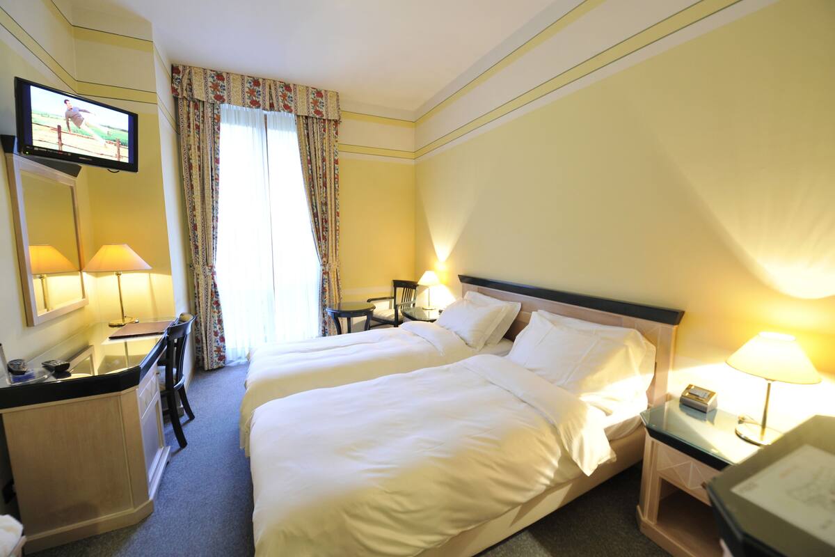 Minibar, coffres-forts dans les chambres, bureau