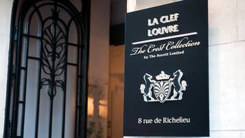 A sign for "La Clez Lounvre The Crest Collection by The Ascott Limited" at "8 rue de Richelieu".