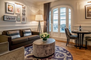 Junior Suite | Premium bedding, in-room safe, desk, blackout curtains