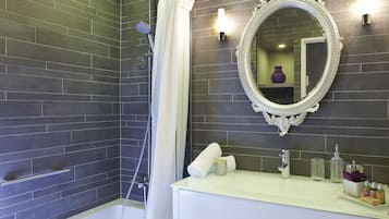 Une salle de bain moderne avec une douche, un meuble-lavabo avec un miroir et une baignoire.