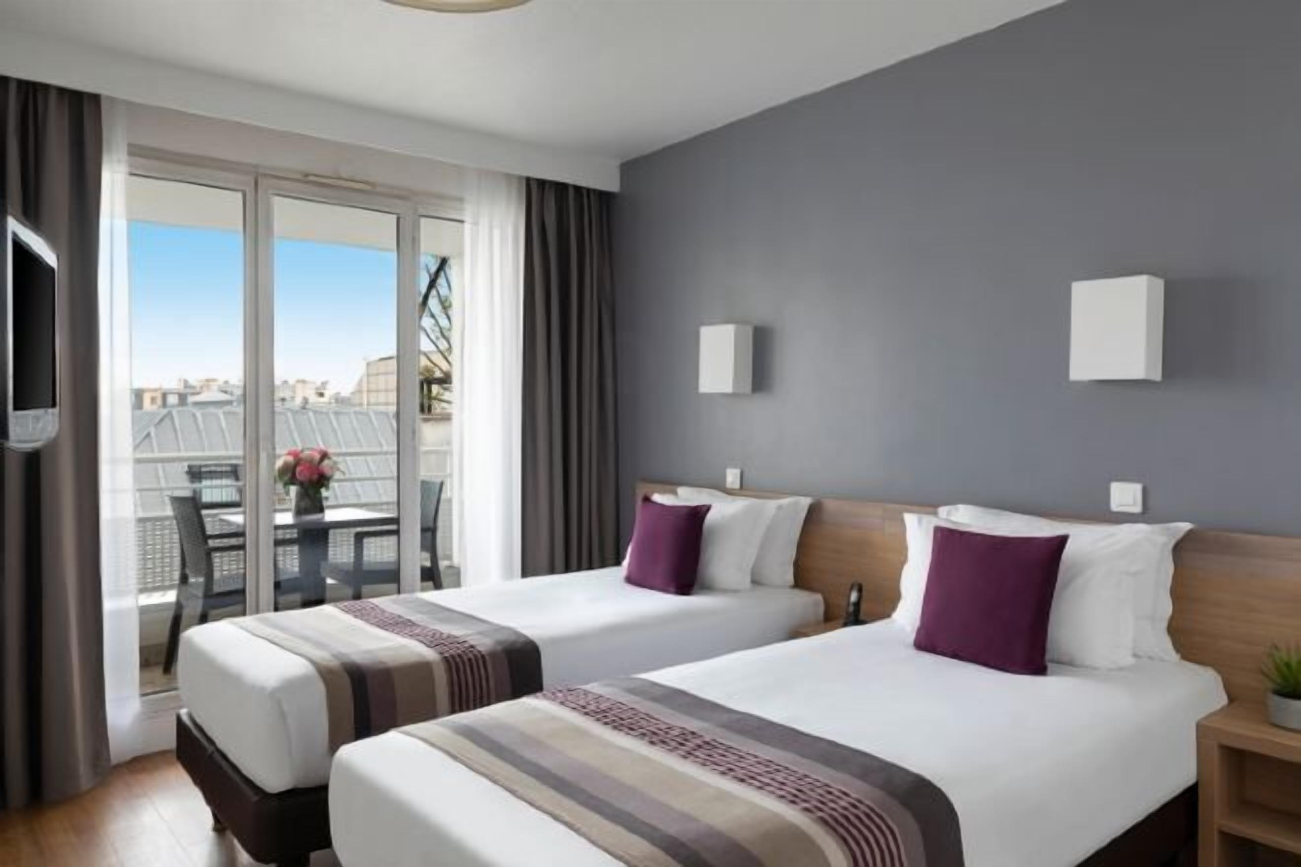 Een kluis op de kamer, een bureau, geluiddichte muren