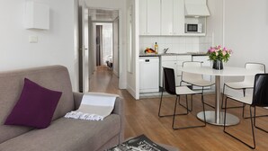 Un appartamento moderno con soggiorno, cucina e zona pranzo.