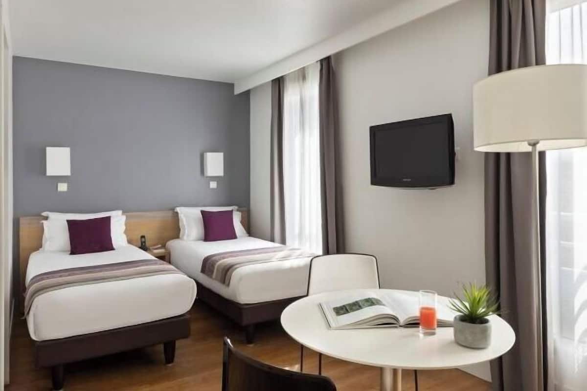 1 habitación, caja de seguridad en la habitación y escritorio