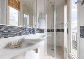 Hair dryer, towels - Hotel Apollinaire (Paris)