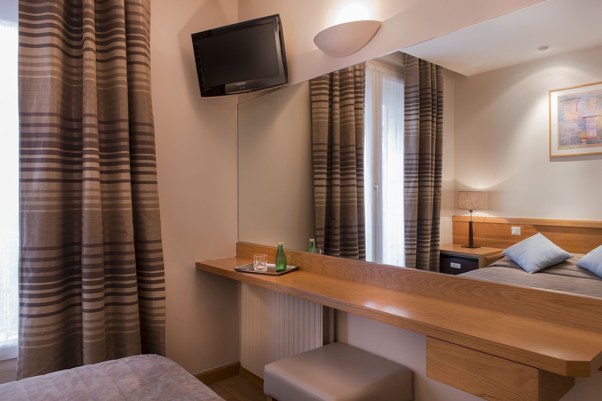 In-room safe, desk, WiFi (free), bed sheets