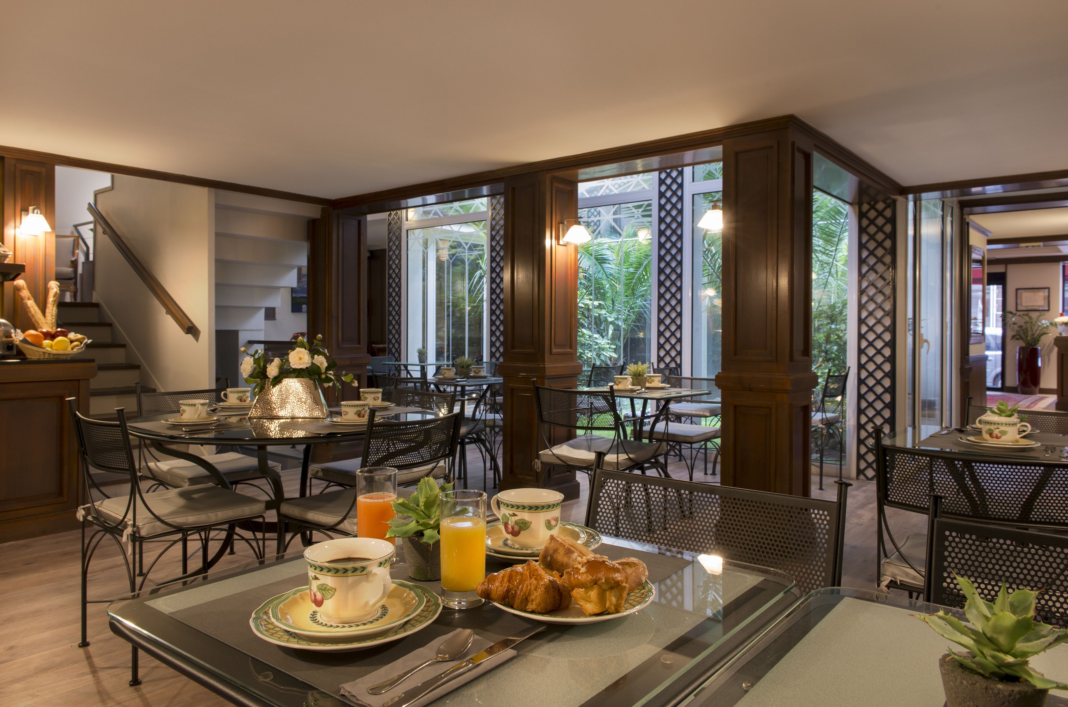 每日供应自助式早餐  （每人 EUR 15）