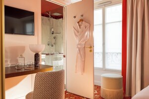 Ropa de cama de alta calidad, minibar, caja fuerte y escritorio