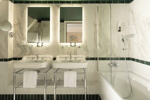 Chambre Signature double | Salle de bain | Articles de toilette (gratuits), séchoir à cheveux, serviettes fournies