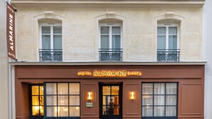 Hotel Almarine i Eifel. Klassisk facade med tre vinduer og en markant indgang.