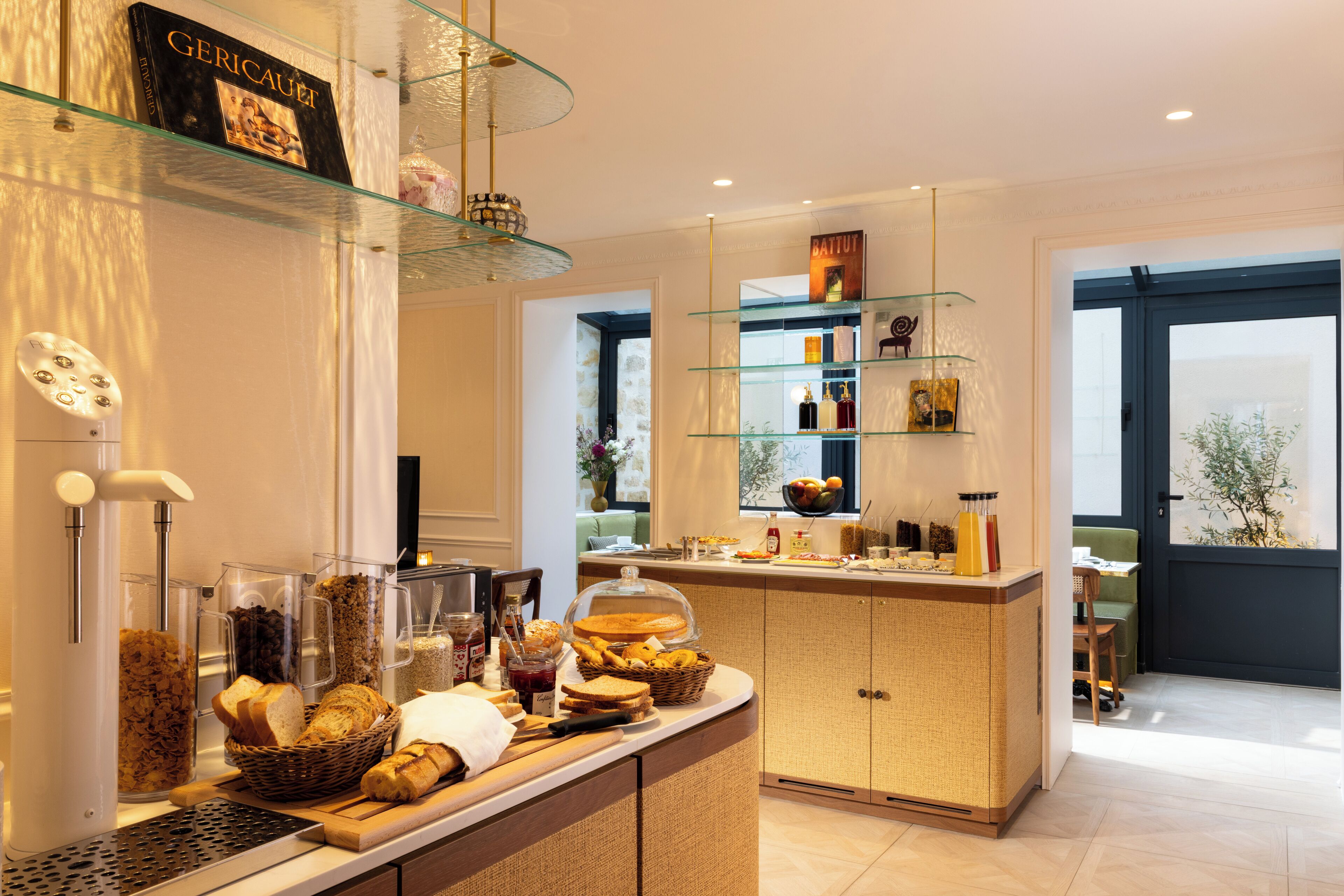 Petit déjeuner continental (17 EUR par personne)