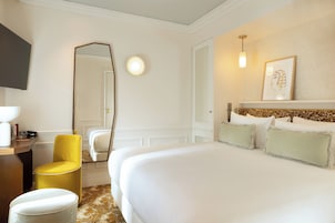 Kamar Double Klasik | Seprai premium, minibar, brankas, dan meja kerja