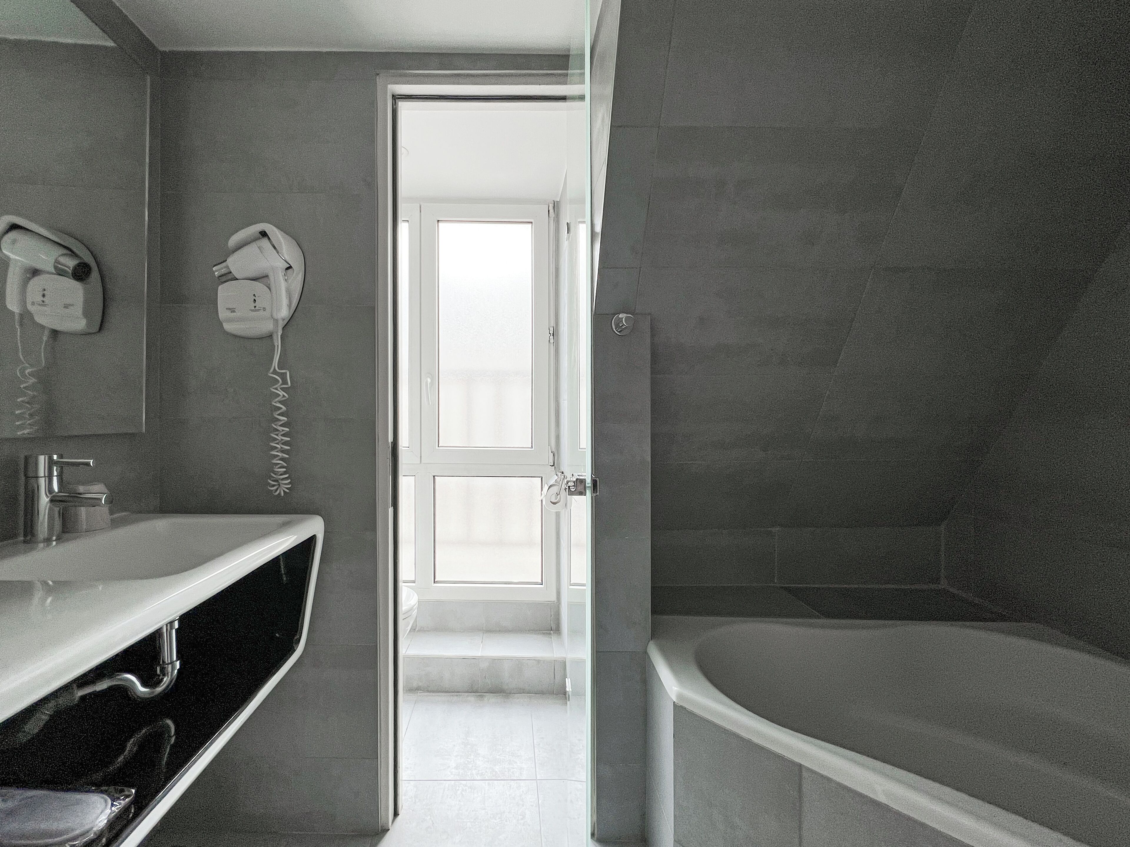 suite | bathroom | free toiletries, hair dryer, towels