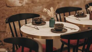 Desayuno buffet diario (EUR 18 por persona)