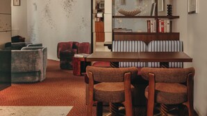 Lobby sitting area - Hôtel Belloy (Paris)
