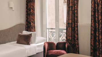 Habitación triple Deluxe | Ropa de cama de alta calidad y minibar