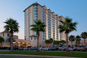 Un hotel de varios pisos con un cartel llamativo del Hollywood Casino.