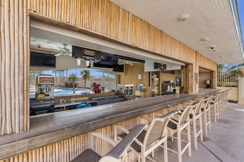 Poolside bar at Hollywood Casino Gulf Coast