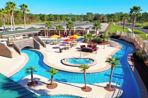 Una piscina al aire libre, camas de piscina con cargo, sombrillas