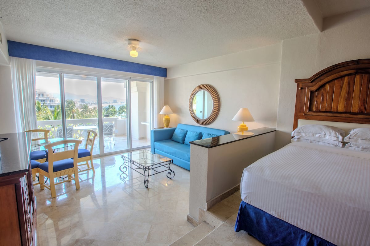 Suite, Garden View | 1 bedroom, free minibar, in-room safe, blackout drapes