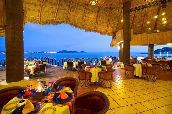 4 restaurants, breakfast, lunch, dinner served; Italian cuisine