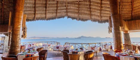4 restaurants, serveren ontbijt, lunch, diner, Italiaanse gerechten