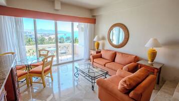 Junior Suite Sea View | Living area | TV