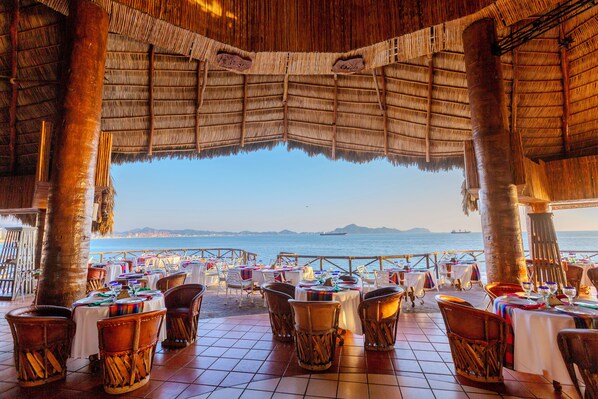 4 restaurants, breakfast, lunch, dinner served; Italian cuisine