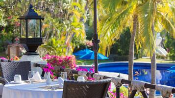 4 restaurants, breakfast, lunch, dinner served; Italian cuisine