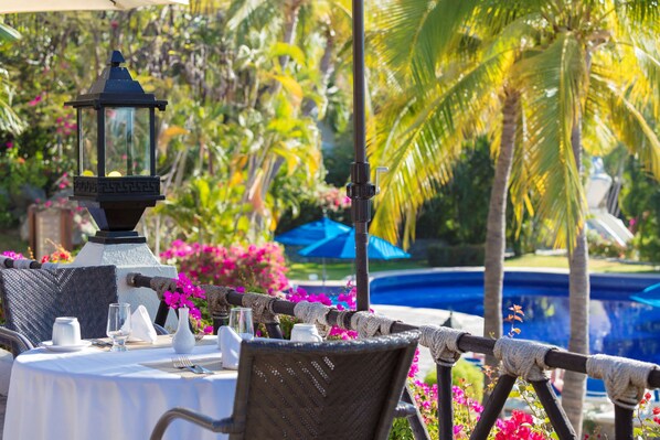 4 restaurantes, se sirven desayunos, comidas, cenas y cocina italiana
