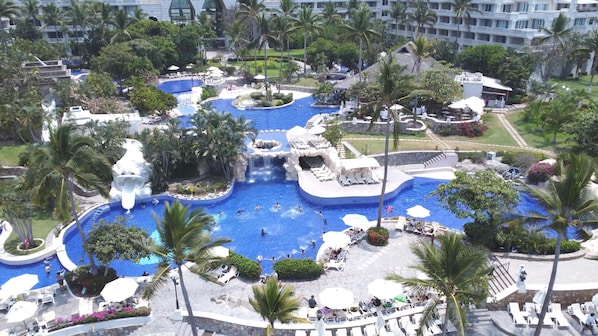 6 piscinas al aire libre, sombrillas, sillones reclinables de piscina