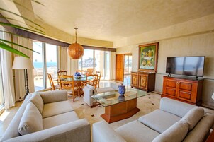 Minibar con artículos gratuitos, caja fuerte, cortinas opacas