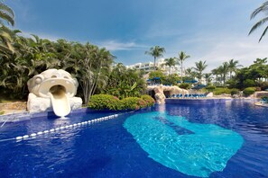 6 outdoor pools, pool umbrellas, pool loungers