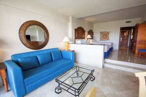 Suite, vista giardino | 1 camera, minibar con snack e bevande gratuite, una cassaforte in camera