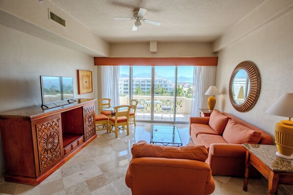 Junior Suite Sea View | 1 camera, minibar con snack e bevande gratuite, una cassaforte in camera