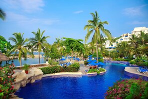 6 outdoor pools, pool umbrellas, sun loungers