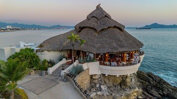 4 restaurants; breakfast, lunch, and dinner served