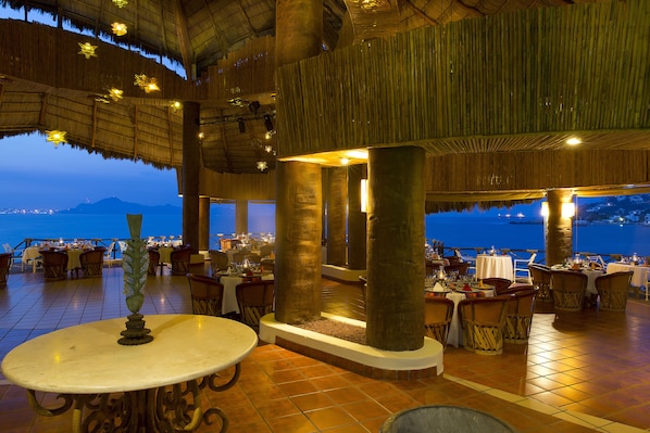4 restaurants, breakfast, lunch, dinner served; Italian cuisine 