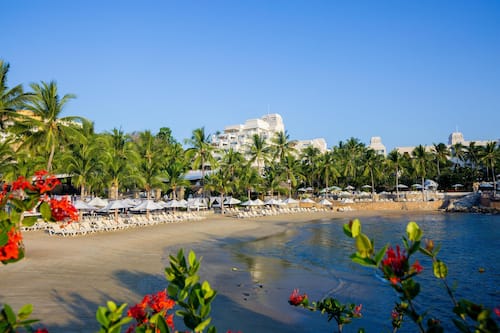 Playa privada, camas de playa (con cargo), camastros y sombrillas