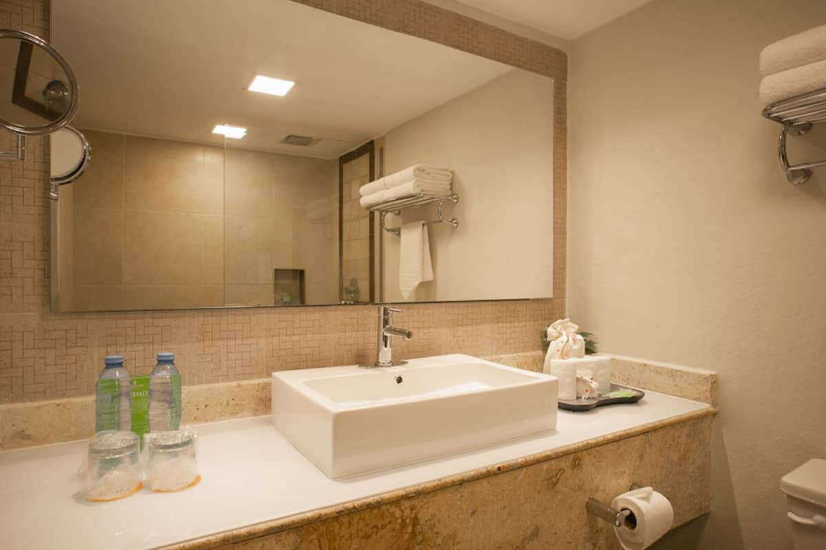 Minibar, in-room safe, laptop workspace, blackout drapes