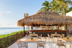 2 間酒吧/酒廊、池畔酒吧