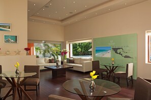 2 개의 바/라운지, 풀사이드 바