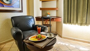 Standard Double Room | Peti besi dalam bilik, meja, ruang kerja komputer riba 