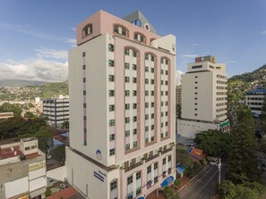 Vista frontal de la propiedad