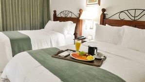 Standard Double Room | Peti besi dalam bilik, meja, ruang kerja komputer riba 