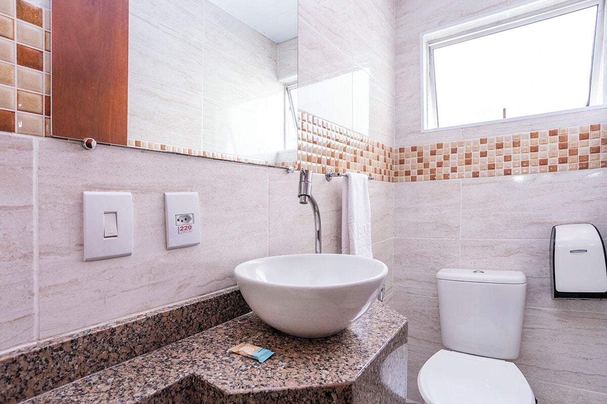 quarto superior | bathroom | shower, eco-friendly toiletries, hair dryer, towels